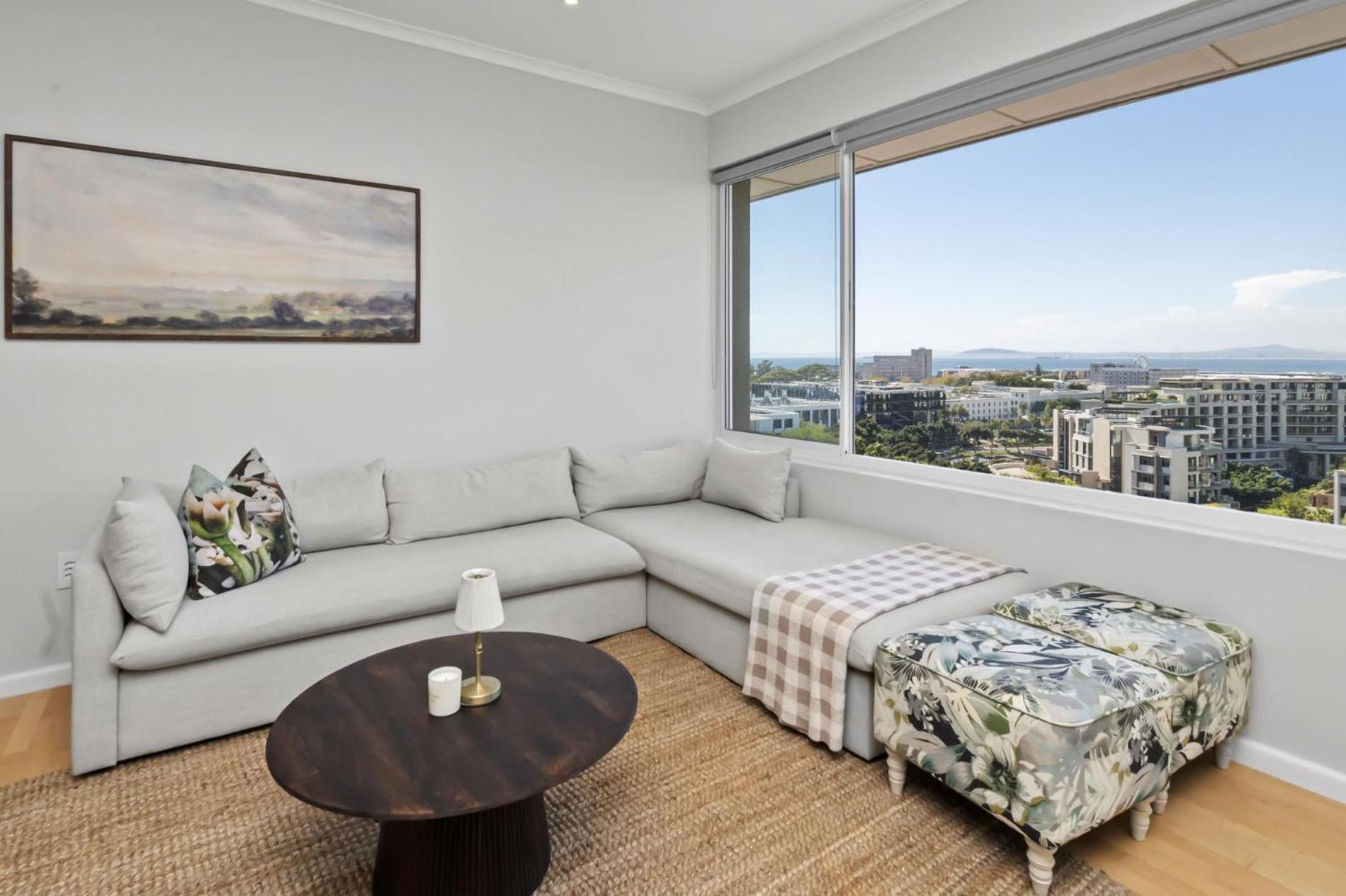 Point 8th-floor With Stunning Views Apartment