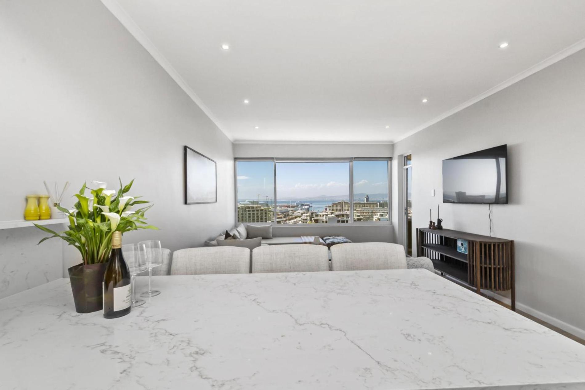 Point 8th-floor With Stunning Views Apartment