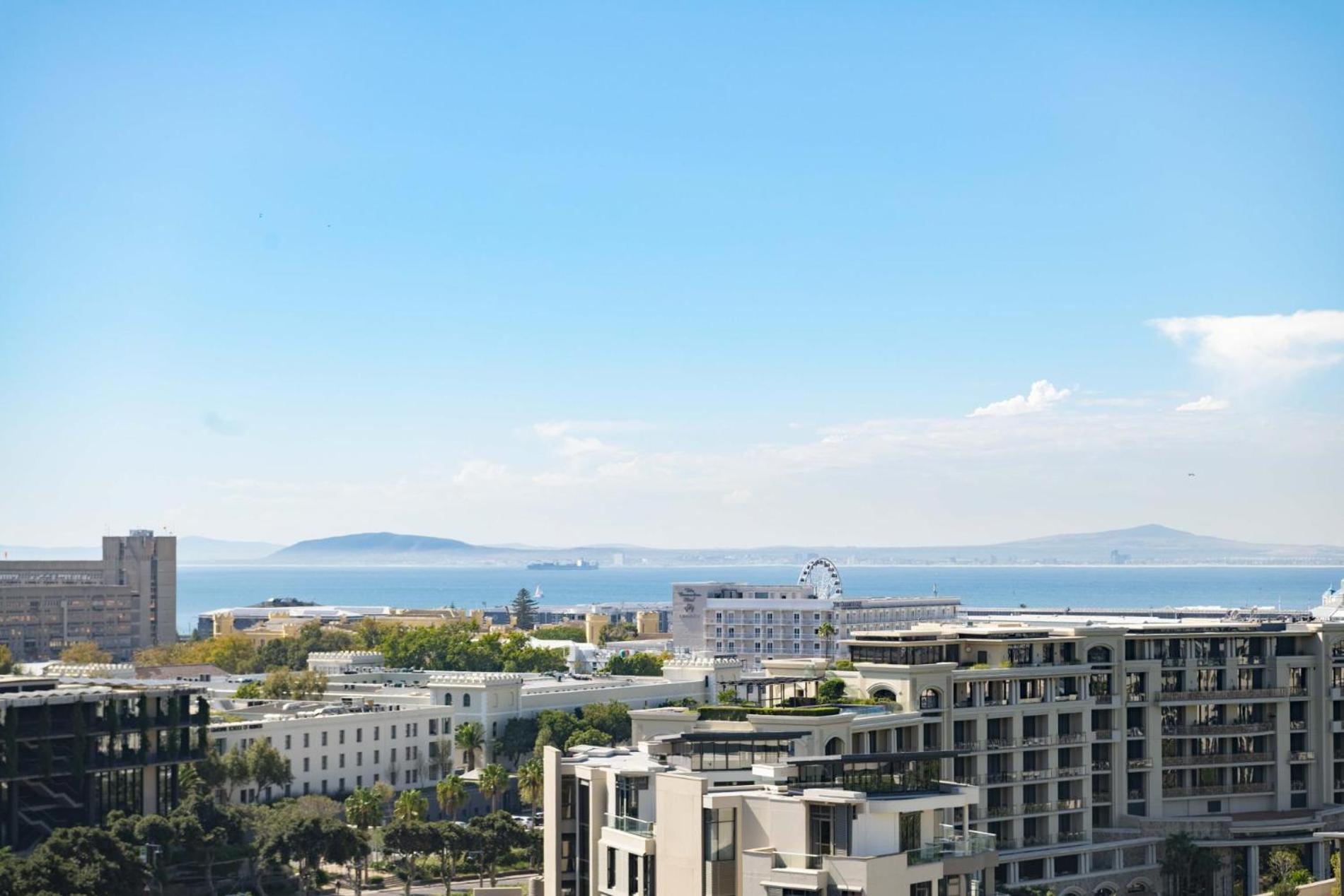 Point 8th-floor With Stunning Views Apartment