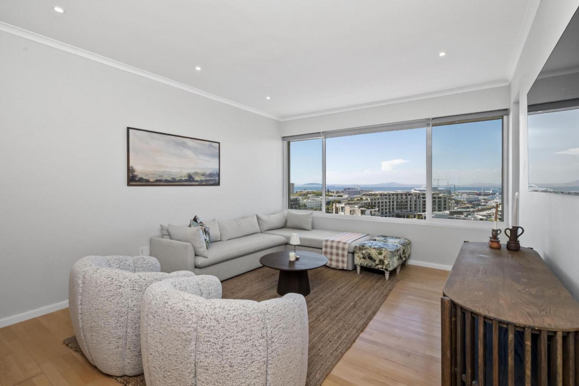 Point 8th-floor With Stunning Views Apartment *